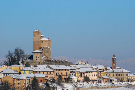 Serralunga 的城堡与雪, 山麓意大利