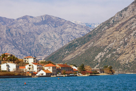 山脚下的小镇。Kotor 湾, Prcanj, 黑山