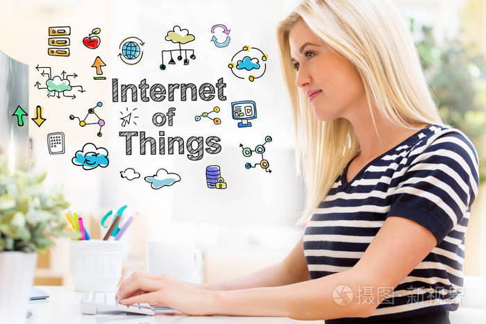 互联网的东西与快乐的年轻女子在电脑前