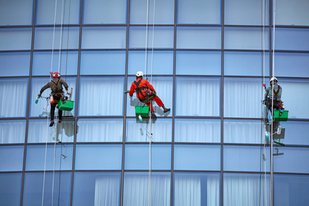组的工人清洁窗户在新加坡摩天大楼