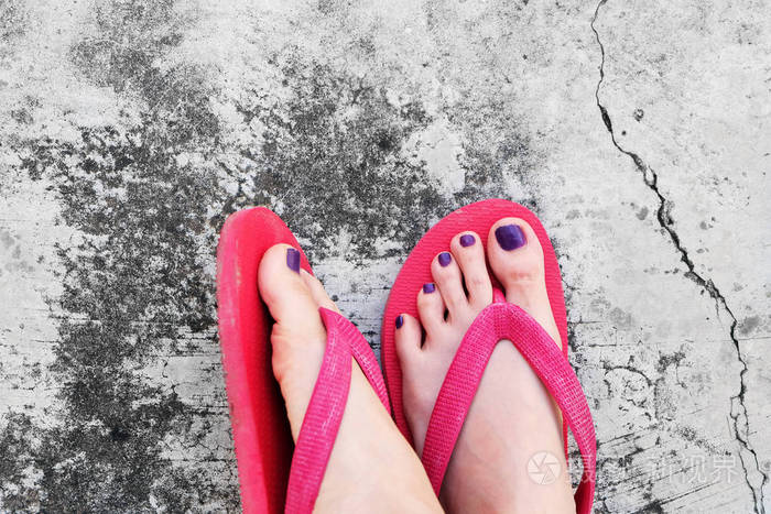 自拍女人凉鞋脚与紫罗兰指甲修脚的水泥背景漆照片-正版商用图片0f36