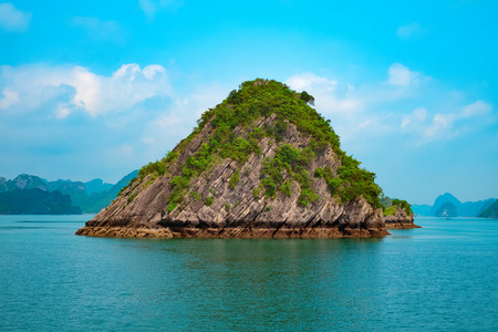 美丽的景色在下龙湾山群岛图片