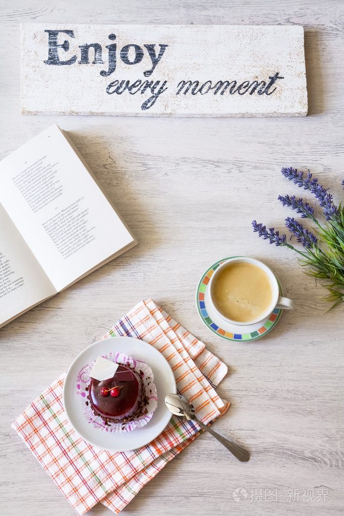 杯咖啡与甜点和桌子上的书