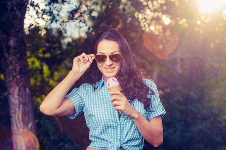 年轻快乐的女人吃冰淇淋，室外的肖像