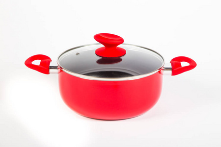带两把手的红平底锅和一个透明的红色盖子