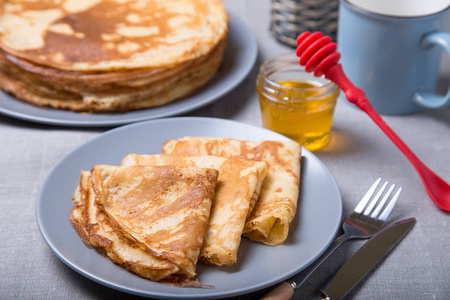 传统的俄罗斯煎饼配蜂蜜。Shrovetide。Maslenitsa 周。选择性对焦, 特写