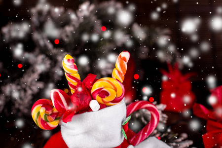 木制背景下的糖果和糖果圣诞袜