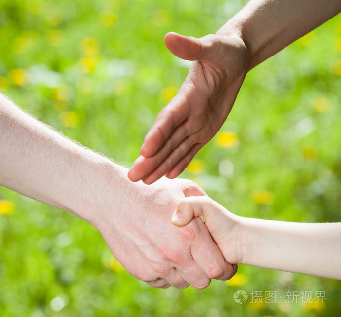 父母与孩子在一起的手