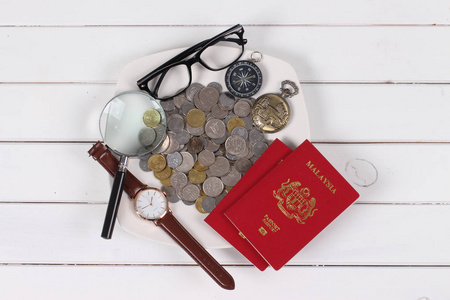 旅行概念以硬币和护照