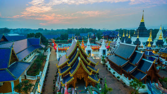 在湄唐清迈的 Muaeng。美丽的泰国和缅甸佛教建筑和守卫在楼梯上的动物雕塑。一个应该看到的寺庙在清迈