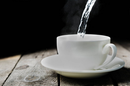 杯子里倒水照片