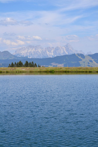 在阿尔卑斯山高山湖与田园夏日风景