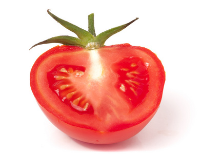 孤立在白色背景上的半红番茄