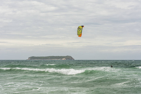 Kitesurfer 在弗洛里亚诺波利斯岛的摩尔海滩, 圣娜州, 南巴西