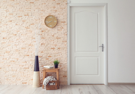 优雅的白色门图片