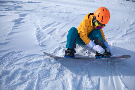 一位年轻女子准备在冬季高山滑雪