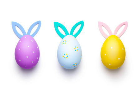 复活节彩蛋与兔子耳朵隔绝在白色背景