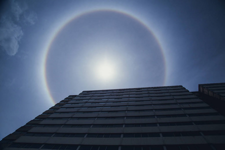 大气湿度下太阳光折射的太阳光环自然光学现象