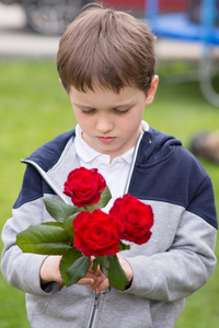一束玫瑰花给男孩
