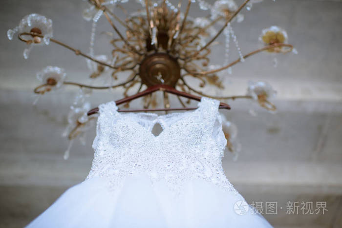 美丽的白色婚纱礼服的新娘在室内