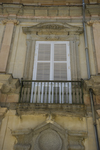 在古典建筑中的老窗口图片