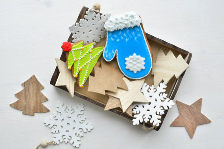 圣诞甜 gingerbreads 在木盒子里, 雪花, 星星和毛皮树