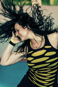 在狂喜尊巴舞女人构成图片