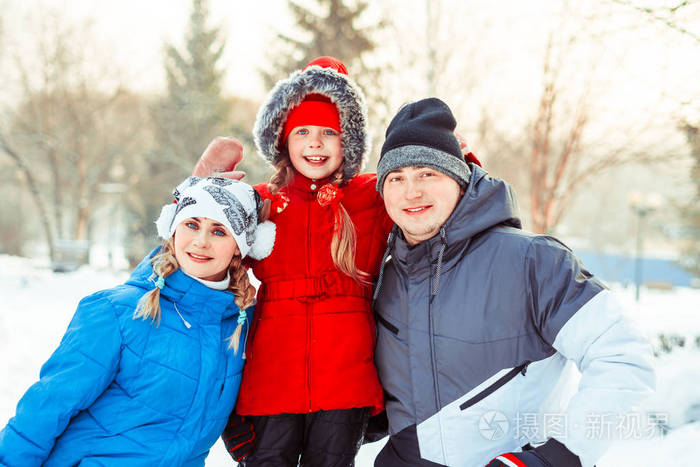 家庭冬天在雪
