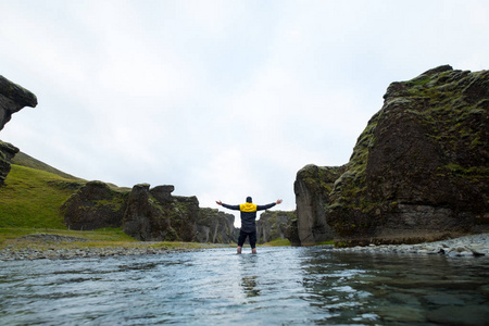 在山上的人。那家伙把他的手举到天上自由与自然的统一。太阳下山了旅游户外欣赏风景