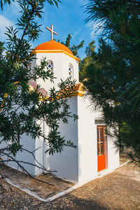 白色教堂与红色屋顶在山, 克里特岛, 希腊