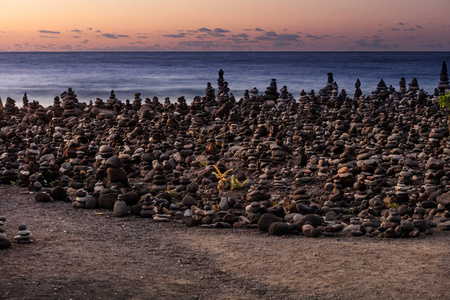 在特内里费岛蓬海滩上的石塔。这些堆积的岩石成了加那利群岛和平与禅宗的庙宇
