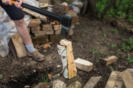 砍柴男人素材图片