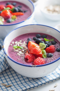 健康的莓果冰沙碗配草莓蓝莓树莓