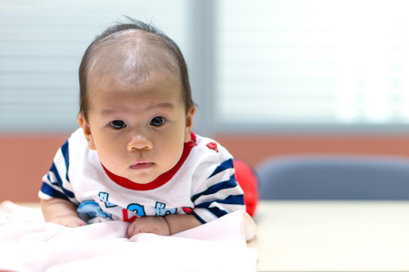 亚洲婴儿躺在肚子上