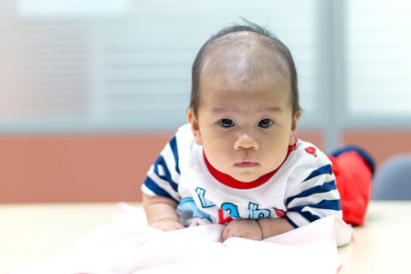 亚洲婴儿躺在肚子上