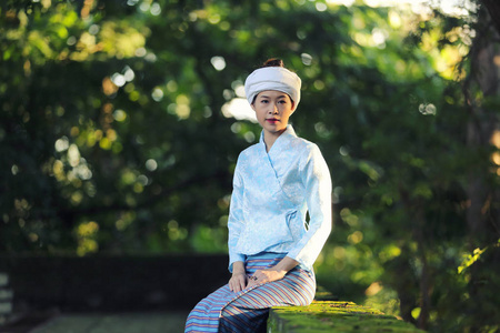 与传统的泰国服饰泰国年轻女子肖像坐