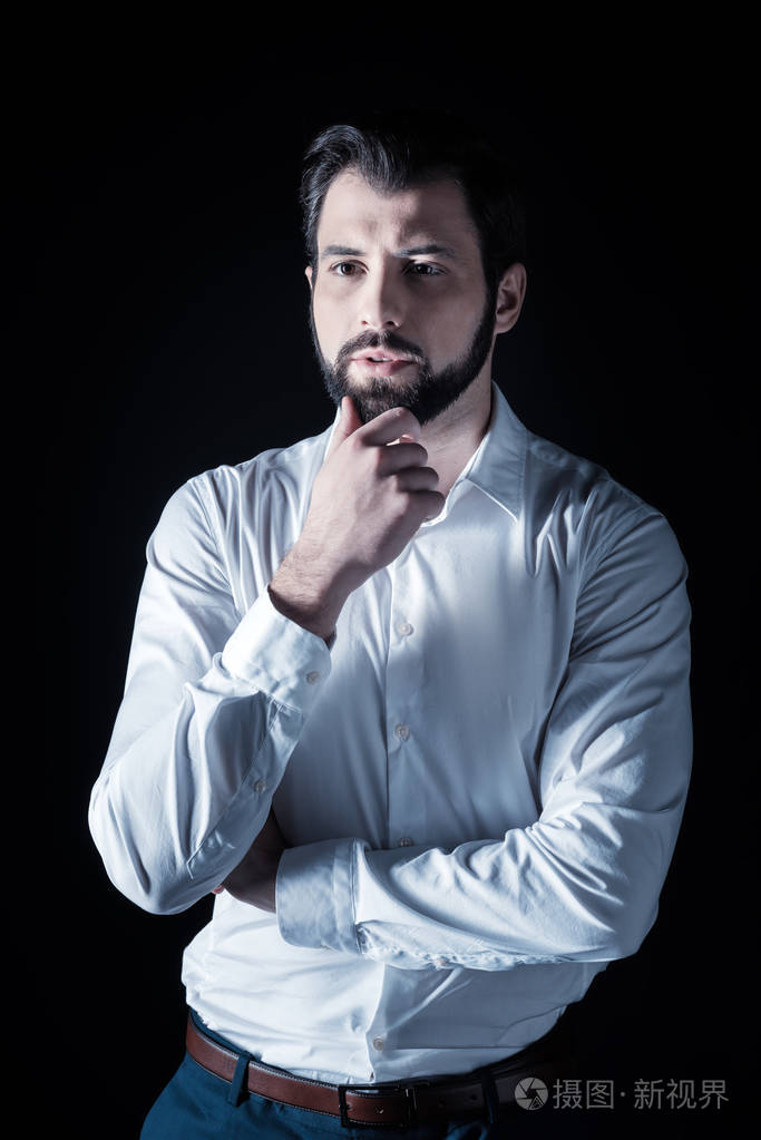 英俊沉思的男人思考