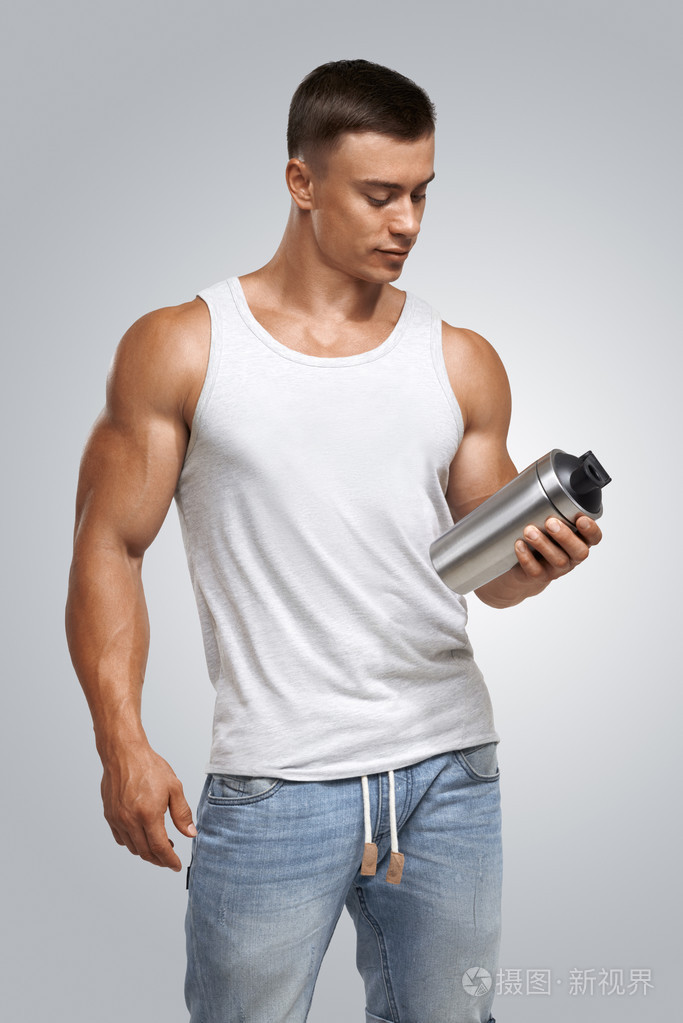 肌肉健身男模控股蛋白摇瓶