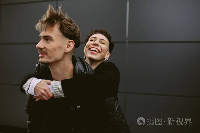 从背后拥抱男人的女人