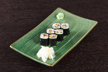 上板与飞鱼籽寿司卷图片