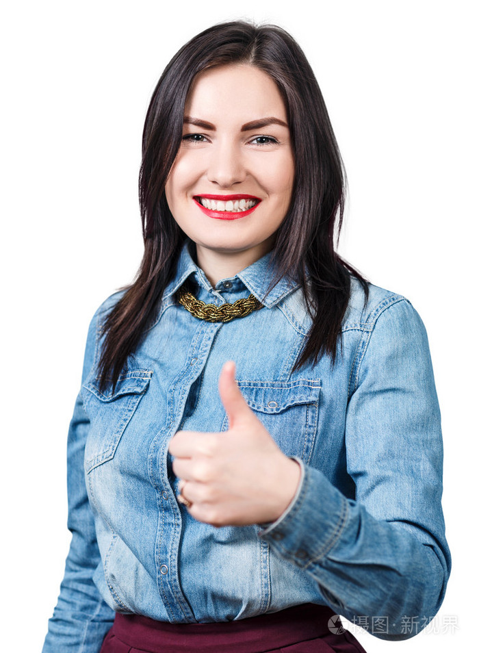 年轻女子与手势竖起大拇指