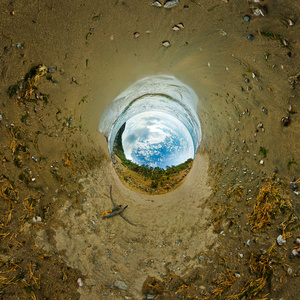 立体全景的贝加尔湖从海滩岩在投影一个小星球