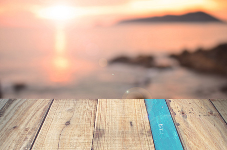 模糊与景波老空木桌上的热带日落海滩