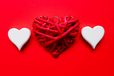 红白相间的木制手工心形图案, 红色背景。情人节主题