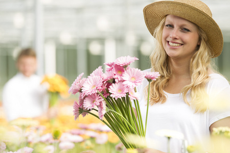 即使只德布鲁门 tuinderij 非洲菊容 vrouw werkt