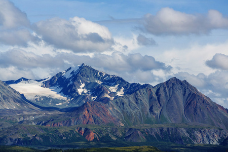 风景如画的群山在阿拉斯加