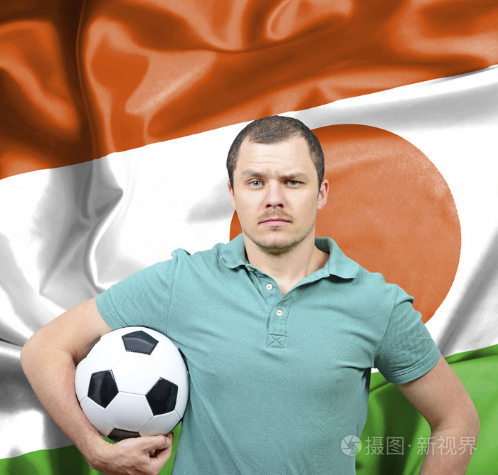 骄傲的足球迷的尼日尔