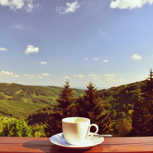 早上的一杯咖啡，美丽的山风景背景