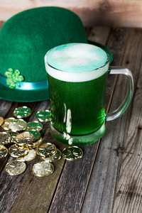 圣帕特里克 s 杯绿色啤酒与有趣的装饰