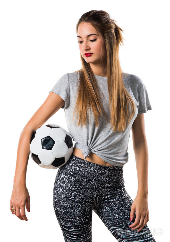 女子排球运动员抱着一个足球